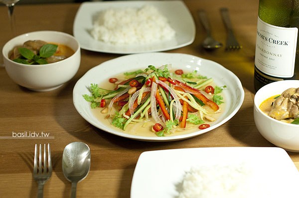 用紅咖哩雞肉飯和夏多內白酒來告別夏天