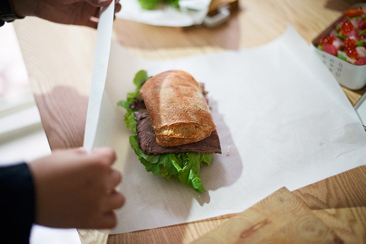 春日葡萄酒野餐趴‧繽紛散壽司與燒烤牛肉起司拖鞋三明治