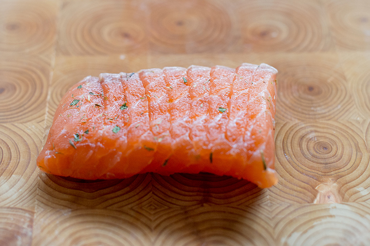 非常開胃又讓人欲罷不能的糖鹽漬鮭魚（Sugar Cured salmon）酪梨沙拉