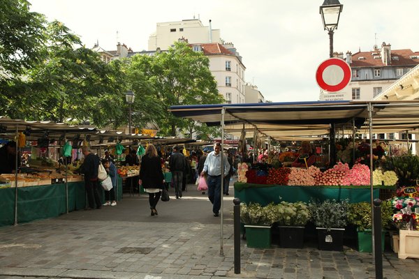 占了三条街的巴黎Marché d'Aligre露天市场,这里菜品最为丰富。