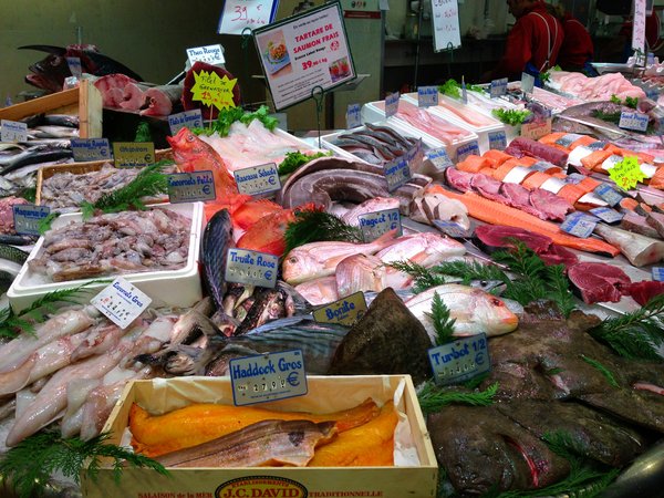 我在巴黎的家门口就有一条市场街Rue de Poncelet，其海鲜店里能买到各色海鲜。