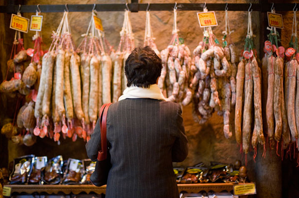 西班牙萨拉曼卡一家商店促销中的肉，当地肉制品出众的秘密在于古老的群山牧场里，伊比利亚黑猪在那里四处游荡。