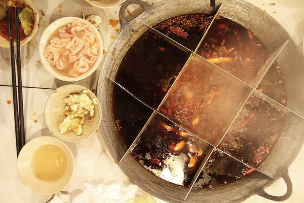 “朱妈老火锅”的牛油脂重庆火锅。