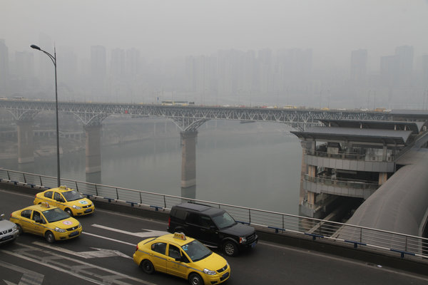 被浓雾遮蔽的重庆市天际线。