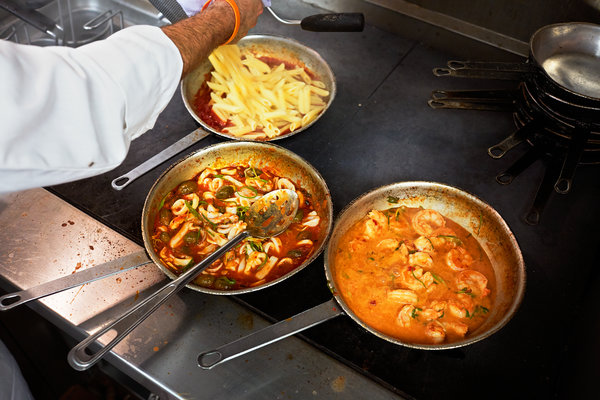 Otto's餐馆的执行大厨在烹制作者提到的三道辣味菜。
